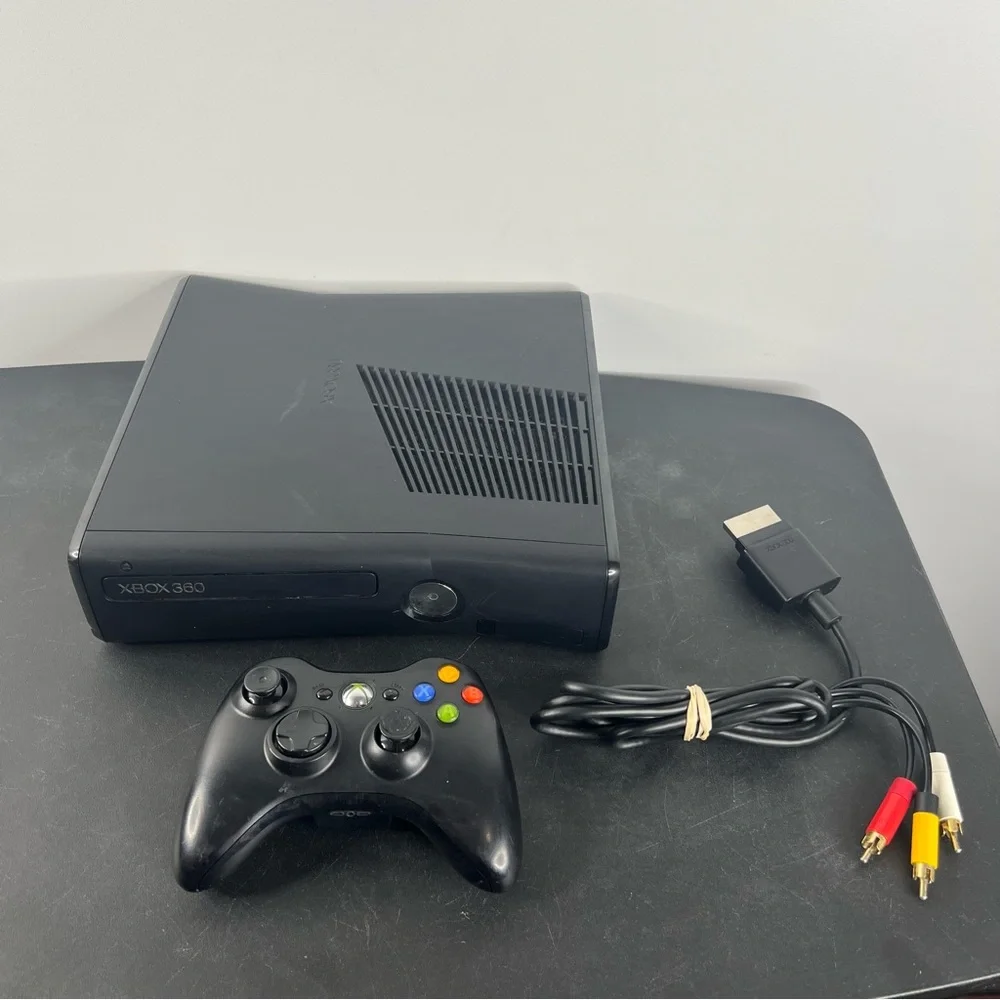 Microsoft Xbox 360 S 4GB Console System Bundle Lot With 8 Games Tested & Working
